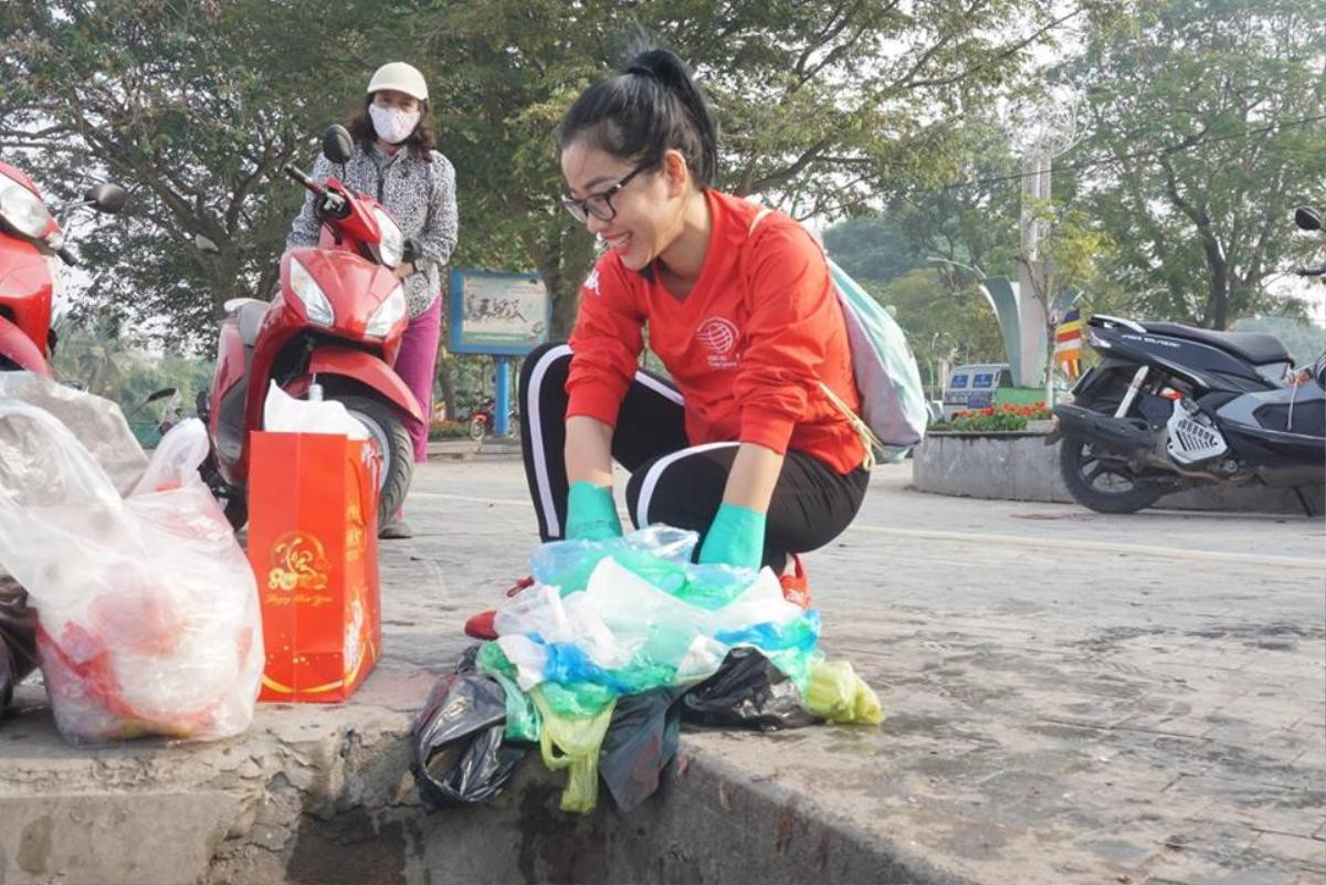 Ngày tiễn ông Công ông Táo về trời: Rác chất thành đống, đèn thờ, tro hóa vàng nổi khắp mặt hồ Ảnh 17