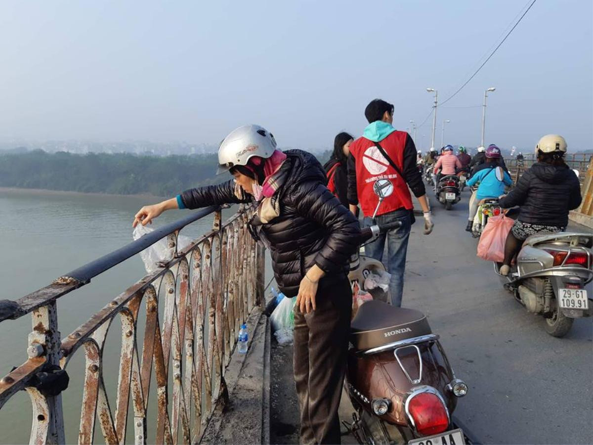 Ngày tiễn ông Công ông Táo về trời: Rác chất thành đống, đèn thờ, tro hóa vàng nổi khắp mặt hồ Ảnh 3