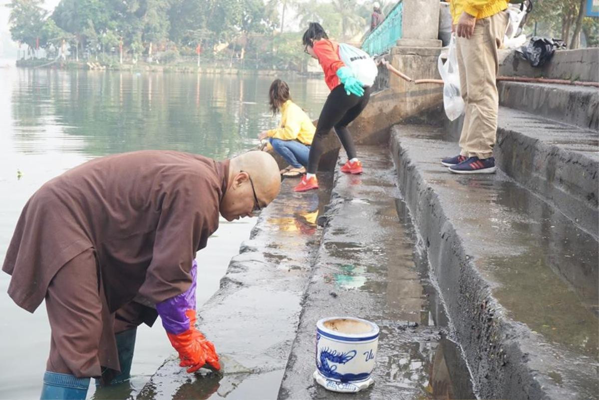 Ngày tiễn ông Công ông Táo về trời: Rác chất thành đống, đèn thờ, tro hóa vàng nổi khắp mặt hồ Ảnh 10