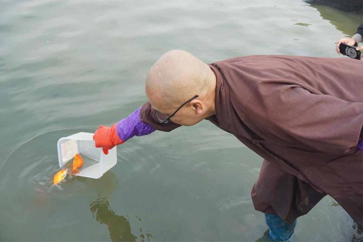 Ngày tiễn ông Công ông Táo về trời: Rác chất thành đống, đèn thờ, tro hóa vàng nổi khắp mặt hồ Ảnh 12