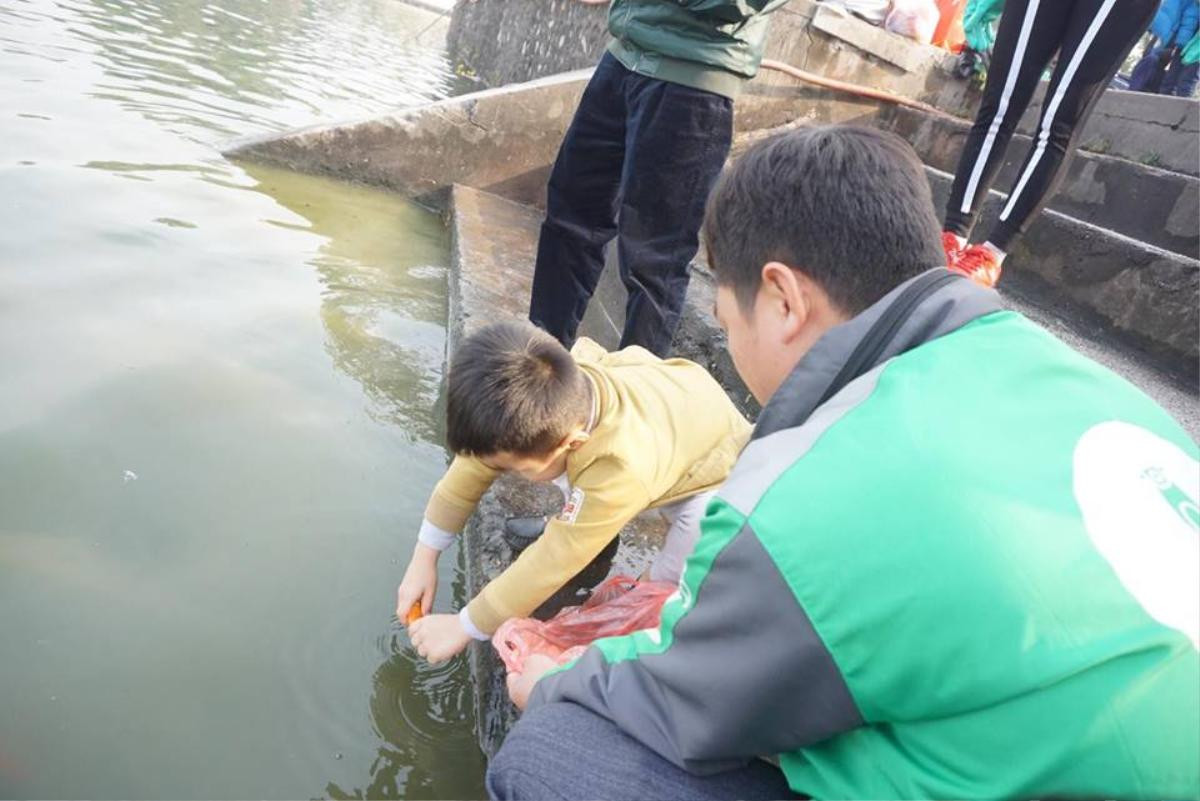 Ngày tiễn ông Công ông Táo về trời: Rác chất thành đống, đèn thờ, tro hóa vàng nổi khắp mặt hồ Ảnh 14