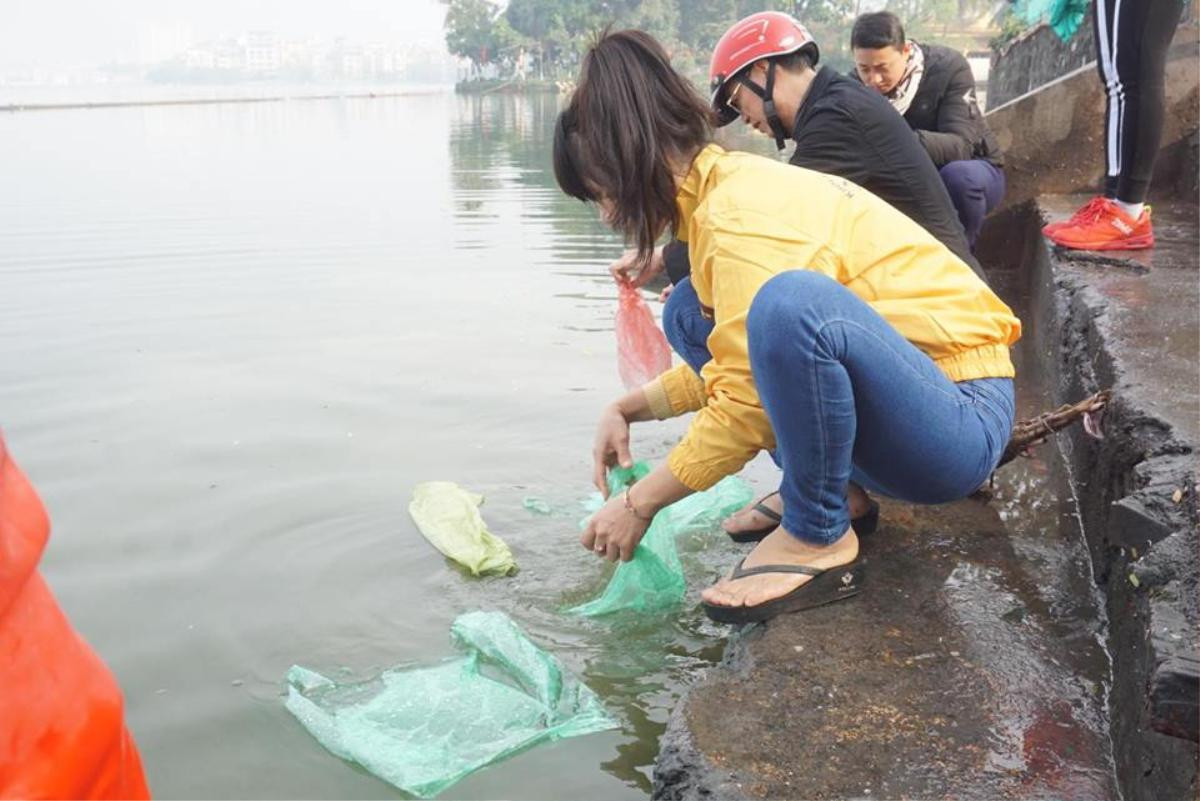 Ngày tiễn ông Công ông Táo về trời: Rác chất thành đống, đèn thờ, tro hóa vàng nổi khắp mặt hồ Ảnh 16