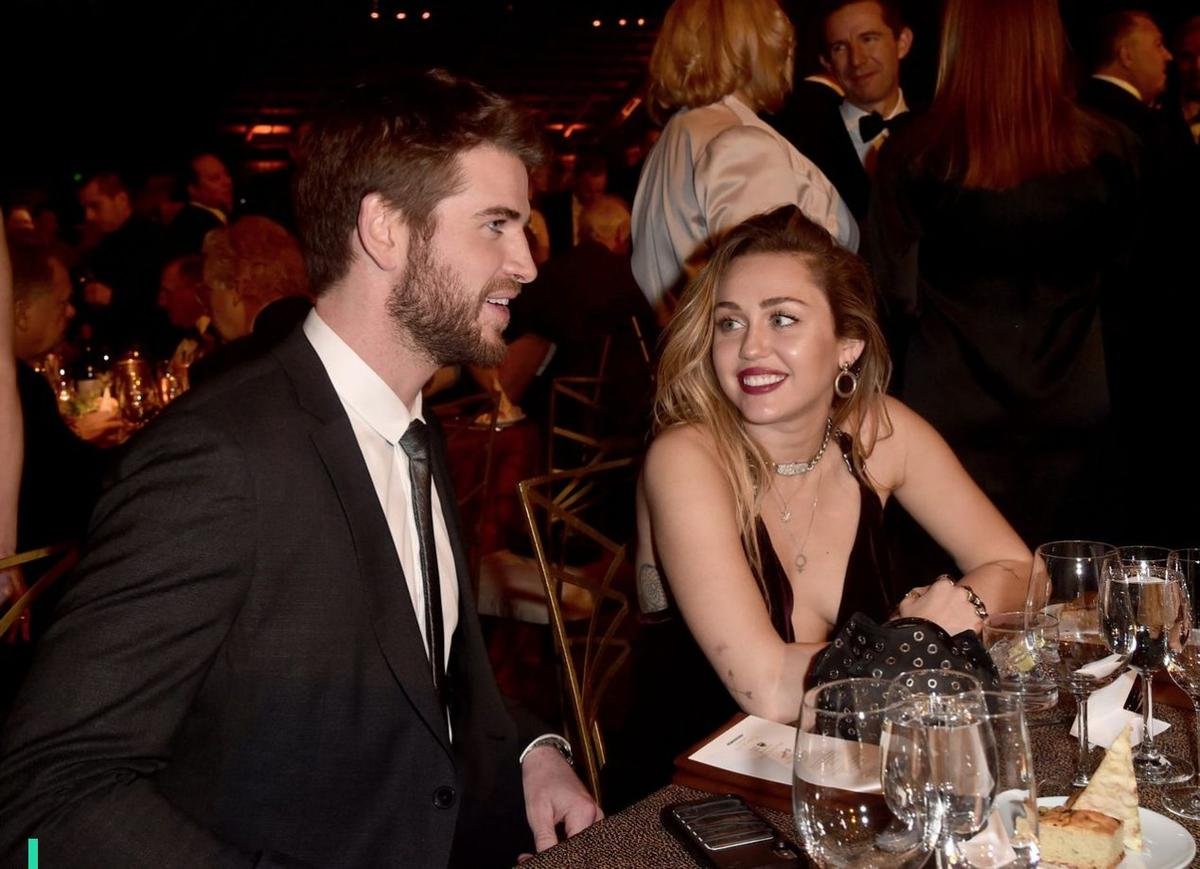 Khoảnh khắc 'ngượng ngùng' của Miley Cyrus khi bất ngờ được Liam Hemsworth nhắc đến trên sóng trực tiếp Ảnh 2