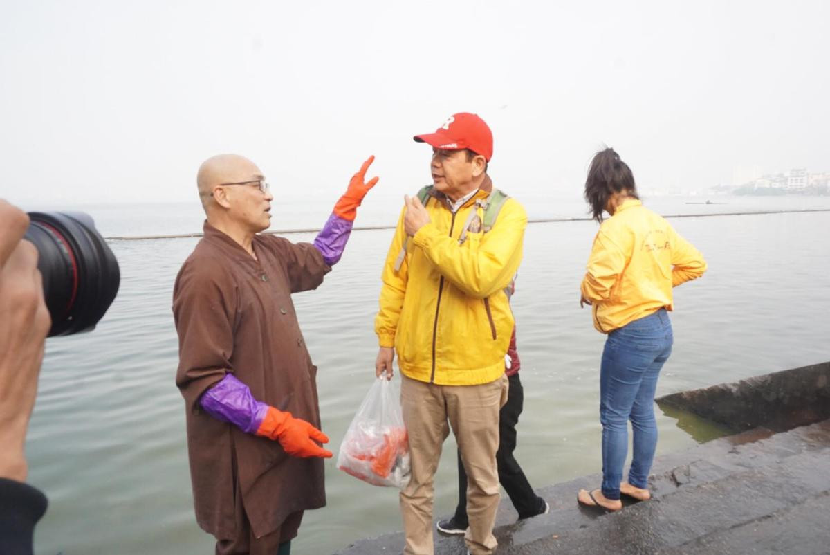 Bất ngờ với hình ảnh người đàn ông Nhật lặng lẽ đứng xin rác ở hồ Tây trong ngày ông Công ông táo Ảnh 4