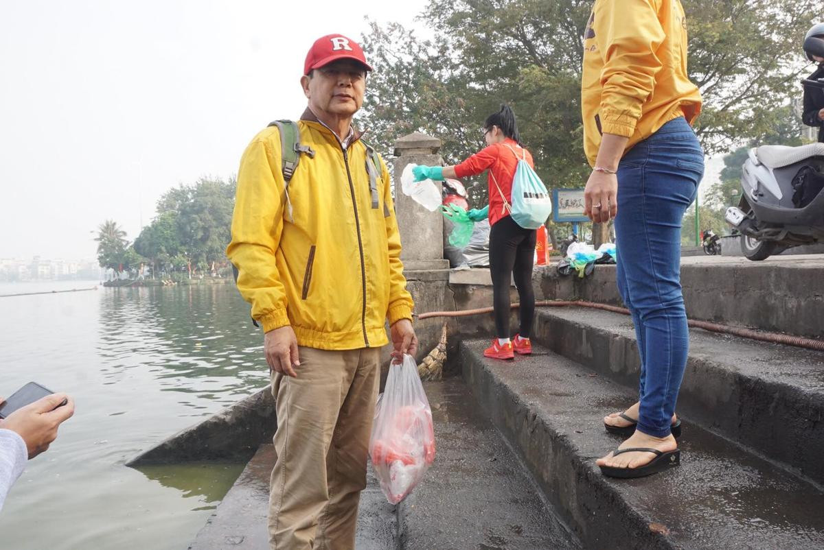 Bất ngờ với hình ảnh người đàn ông Nhật lặng lẽ đứng xin rác ở hồ Tây trong ngày ông Công ông táo Ảnh 3