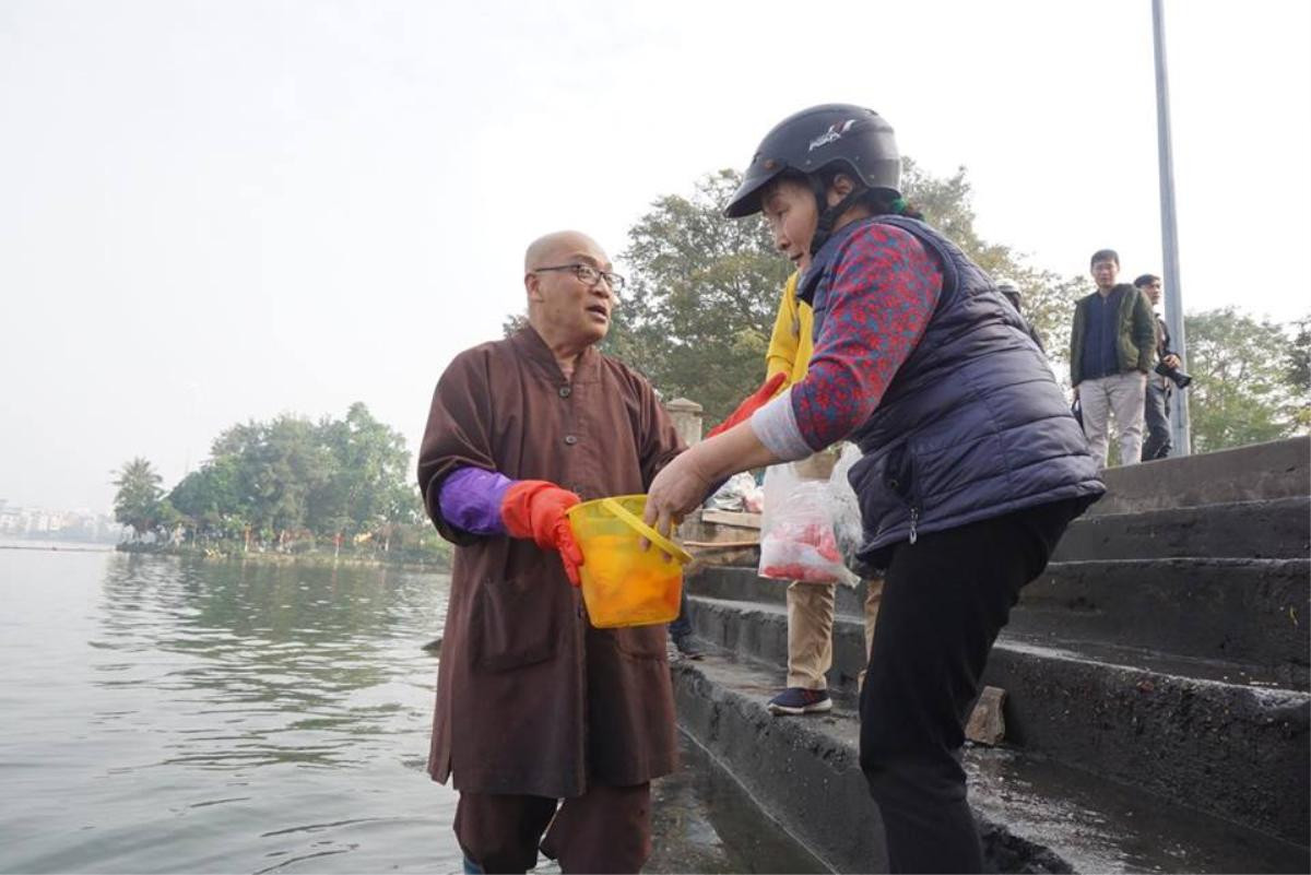 Chưa kịp về chầu trời ngày ông Công ông Táo, nhiều cá chép lăn ra chết vì người dân thả quá nhiều bụi tro xuống hồ Ảnh 3