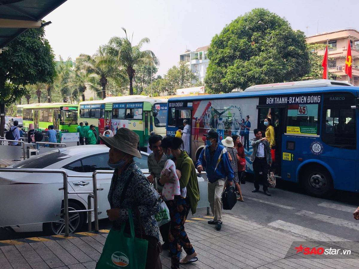 Muôn kiểu sinh viên Sài Gòn về quê ăn Tết: Người háo hức 'tay xách nách mang' đợi xe, kẻ mệt mỏi nằm dài Ảnh 22