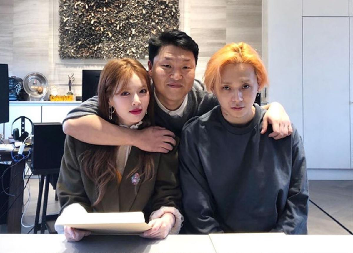 HyunA lần đầu xuất hiện sau khi cùng bạn trai E'Dawn đầu quân cho P-NATION Ảnh 1