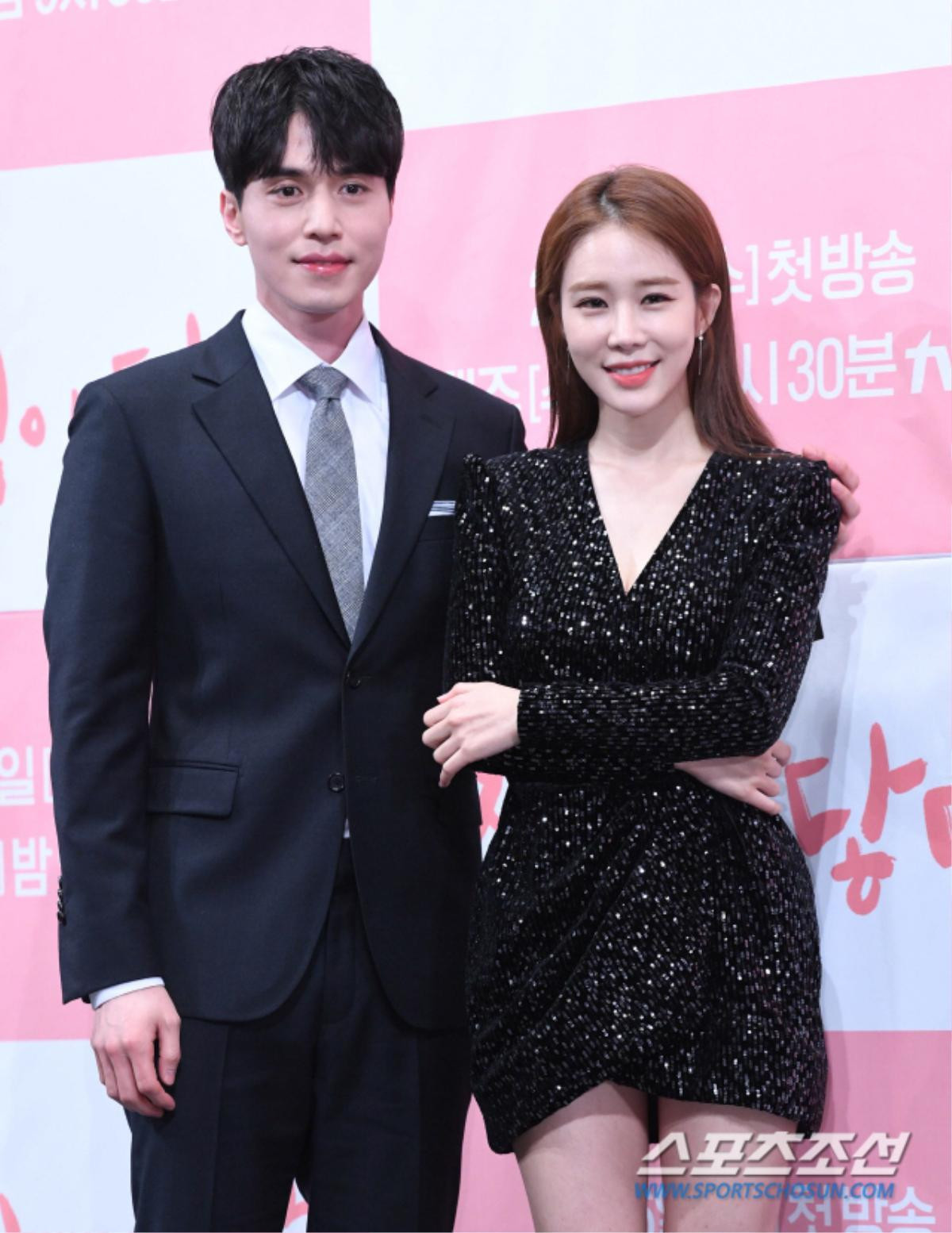 Họp báo 'Touch Your Heart': Yoo In Na tình tứ, khoe dáng cực chuẩn bên Lee Dong Wook Ảnh 18