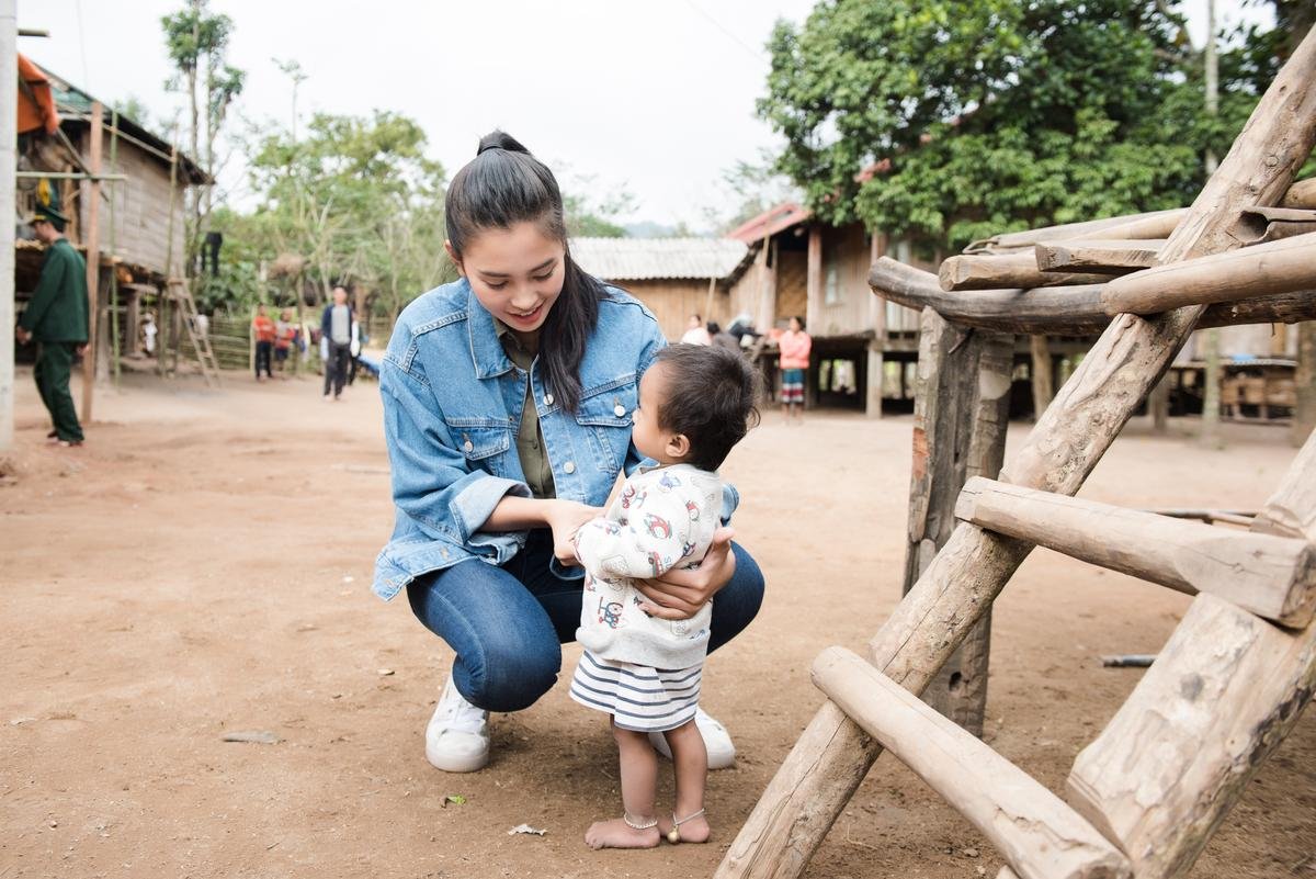 Hoa hậu Tiểu Vy: 'Điều ước năm mới quan trọng nhất vẫn là cha mẹ được mạnh khỏe' Ảnh 2