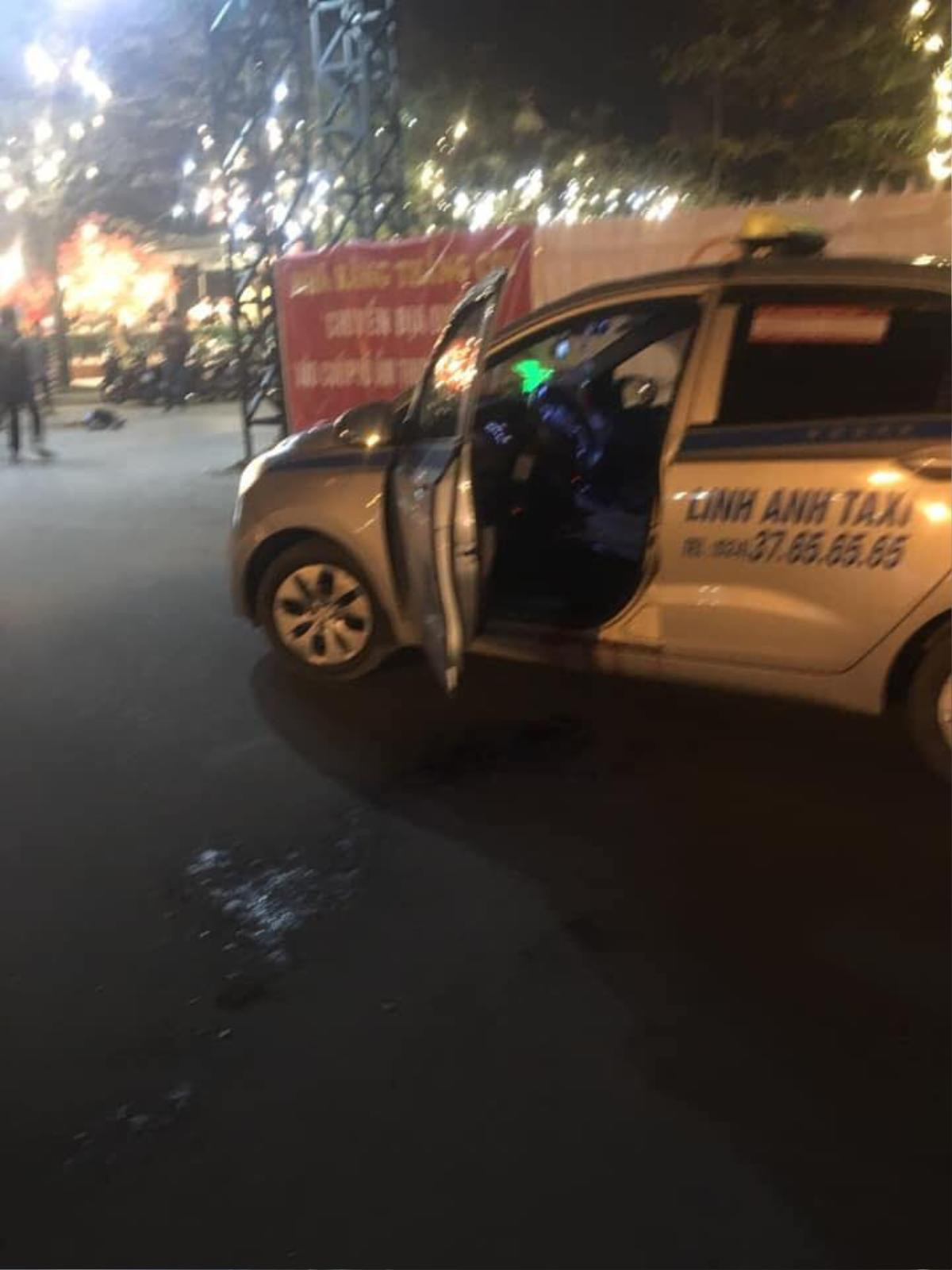 Bàng hoàng tài xế taxi nghi bị cướp cứa cổ trước cổng sân vận động Mỹ Đình Ảnh 1