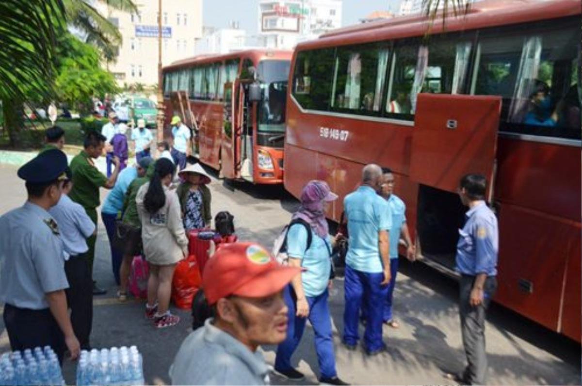 Hàng trăm người mua vé tàu ở Sài Gòn phải ra Bình Thuận xuất phát Ảnh 1