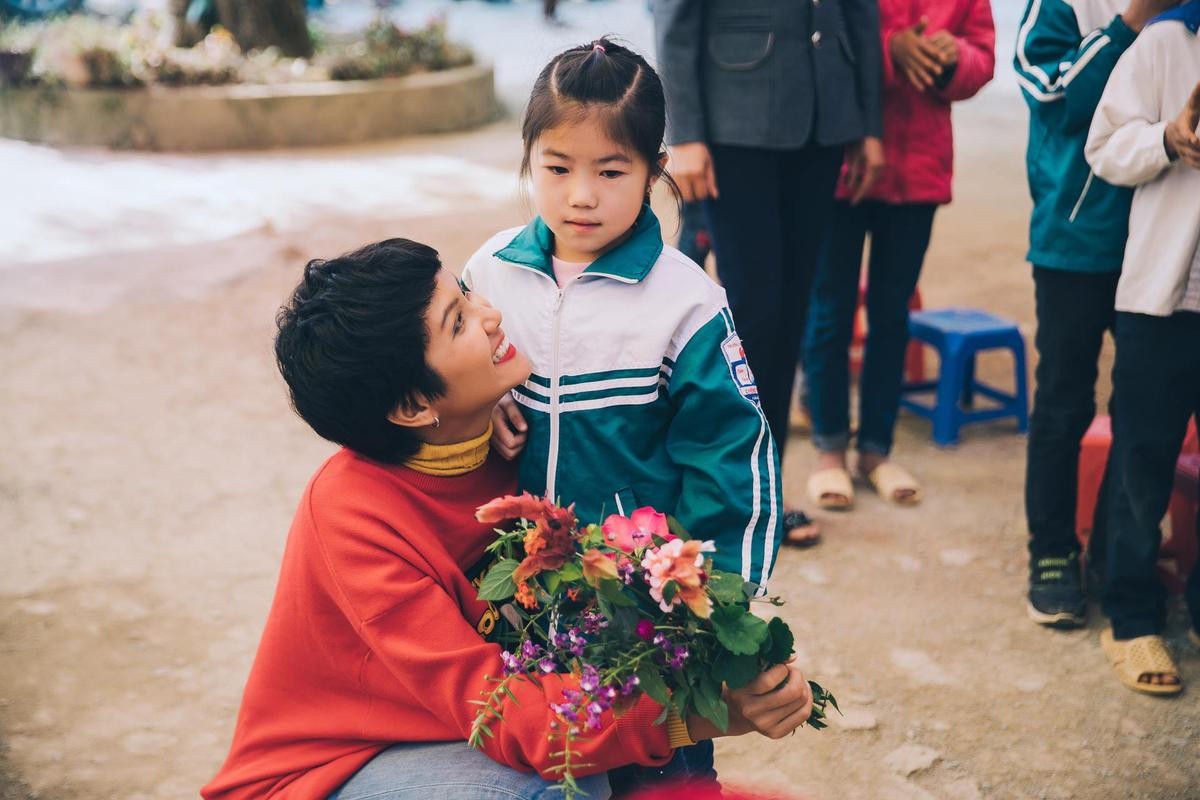 Hé lộ món quà 'khủng' đầy nam tính mà 'Hoa hậu đẹp nhất' H'Hen Niê tự thưởng sau 1 năm đại thắng Ảnh 1