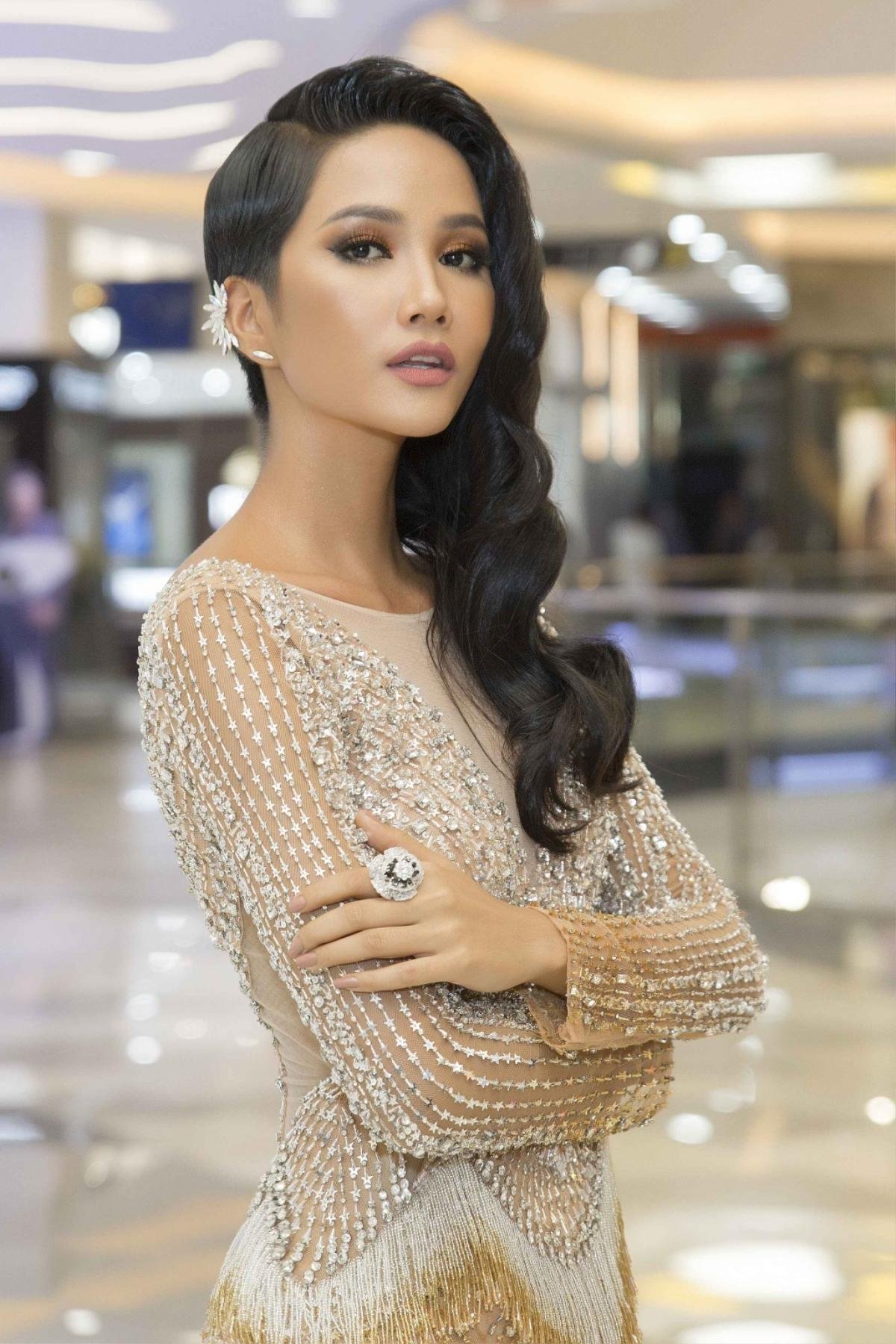 Lê Âu Ngân Anh và H'Hen Niê 'sao chép' style 'huyền thoại' của Hoa hậu Hoàn vũ Catriona Gray Ảnh 6