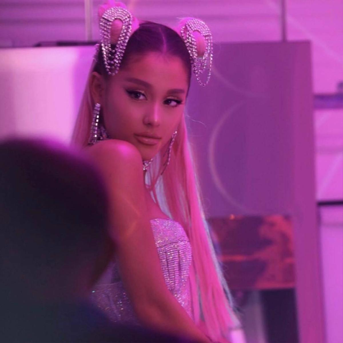 '7 Rings' debut #1 Billboard: Chứng kiến cơn mưa kỷ lục 'dội xuống' từ Ariana Grande! Ảnh 1