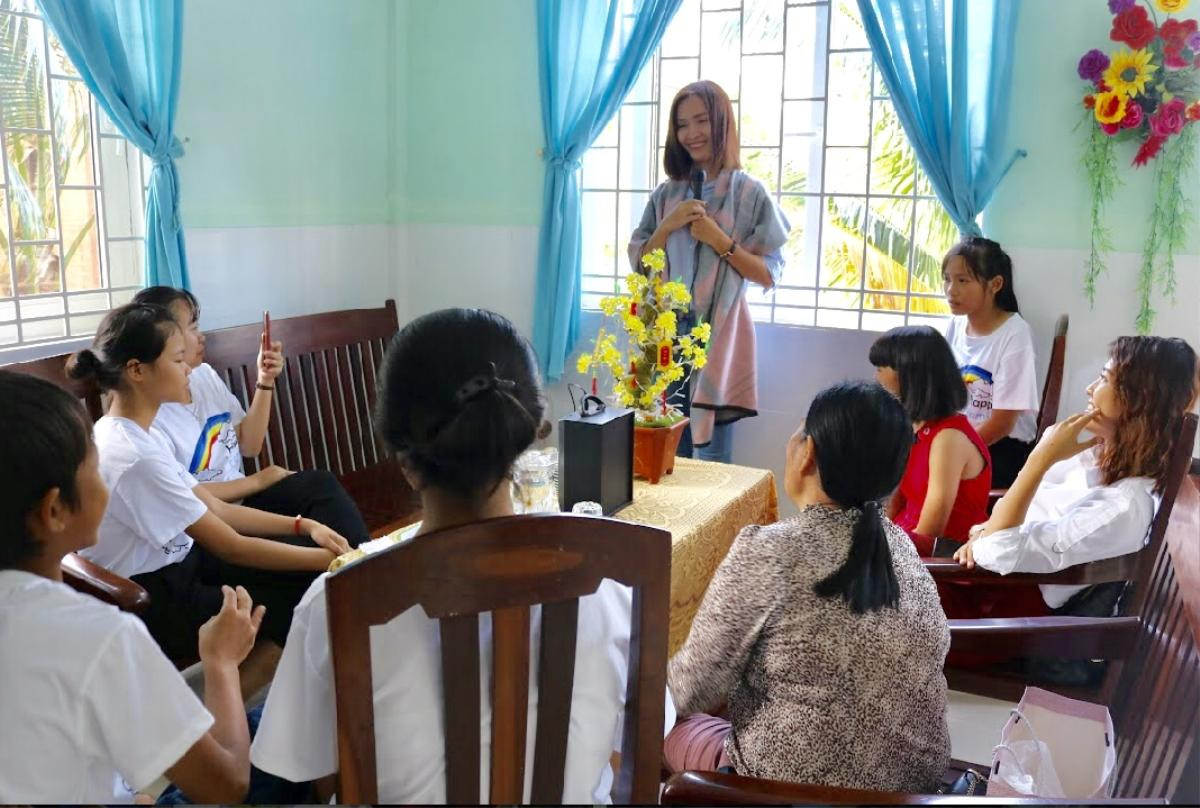 Hoàng Oanh 'rủ rê' Ái Phương mang 'Tết ấm' đến các em nhỏ tại Làng trẻ SOS dịp Xuân về Ảnh 9