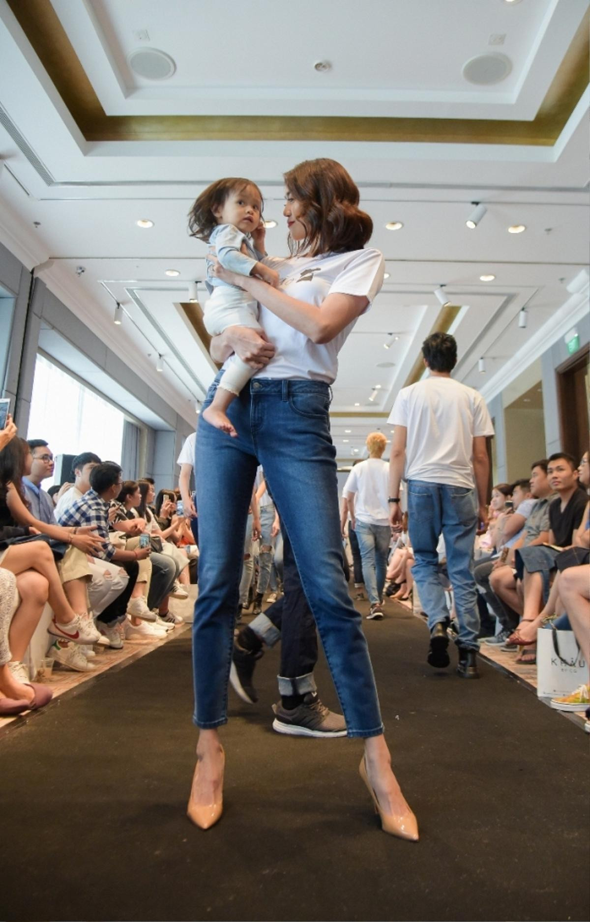 Lan Khuê bế em bé đi catwalk, đập tan tin đồn đang có bầu Ảnh 2