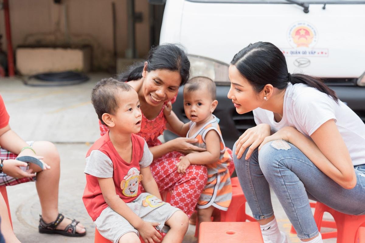 Mâu Thủy - Hoàng Thùy - H'Hen Niê 'chia ba xẻ bảy' đi làm từ thiện: 'Mỗi người một vẻ, mười phân vẹn mười' Ảnh 7