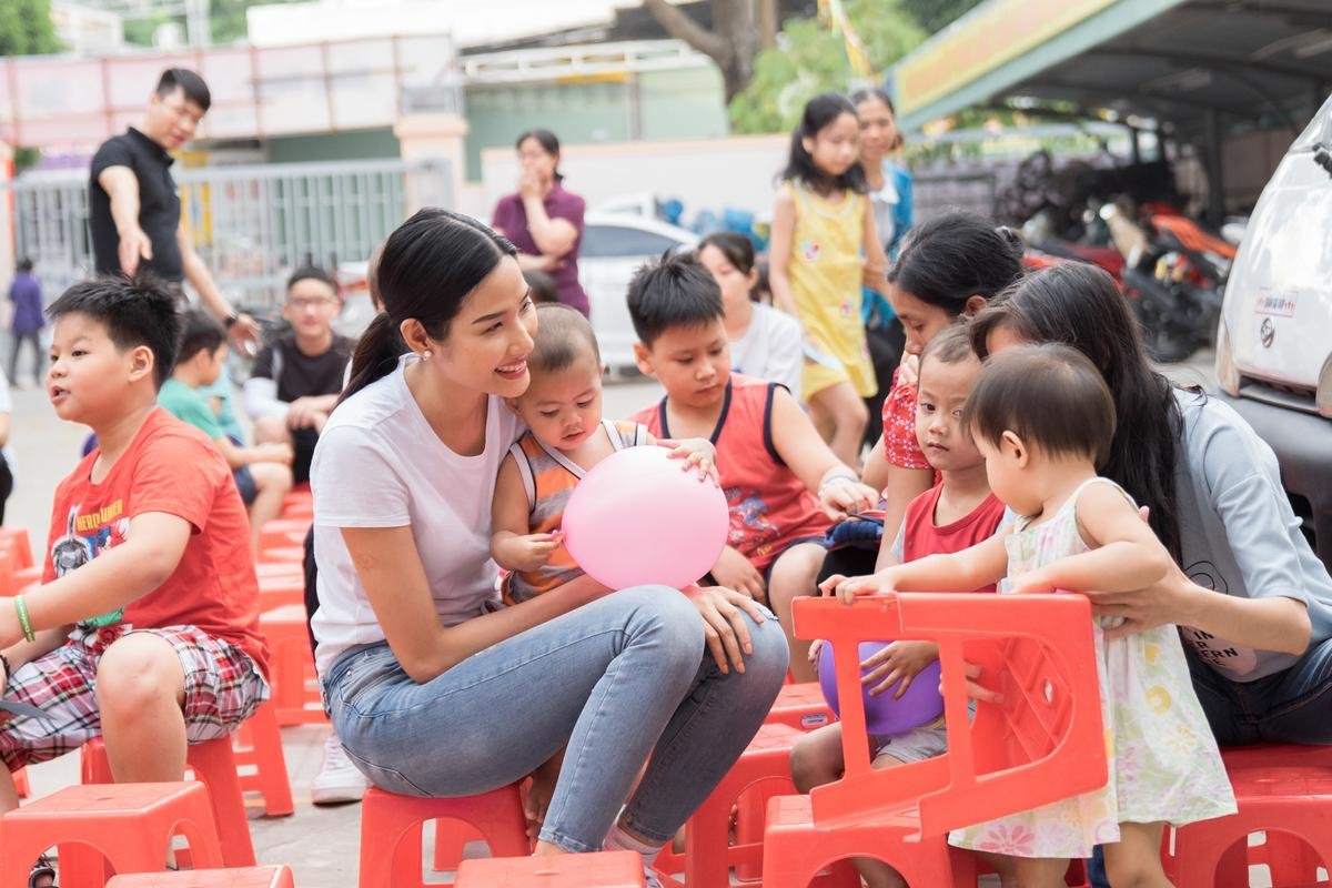 Mâu Thủy - Hoàng Thùy - H'Hen Niê 'chia ba xẻ bảy' đi làm từ thiện: 'Mỗi người một vẻ, mười phân vẹn mười' Ảnh 5