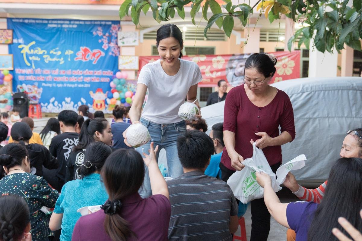 Mâu Thủy - Hoàng Thùy - H'Hen Niê 'chia ba xẻ bảy' đi làm từ thiện: 'Mỗi người một vẻ, mười phân vẹn mười' Ảnh 8