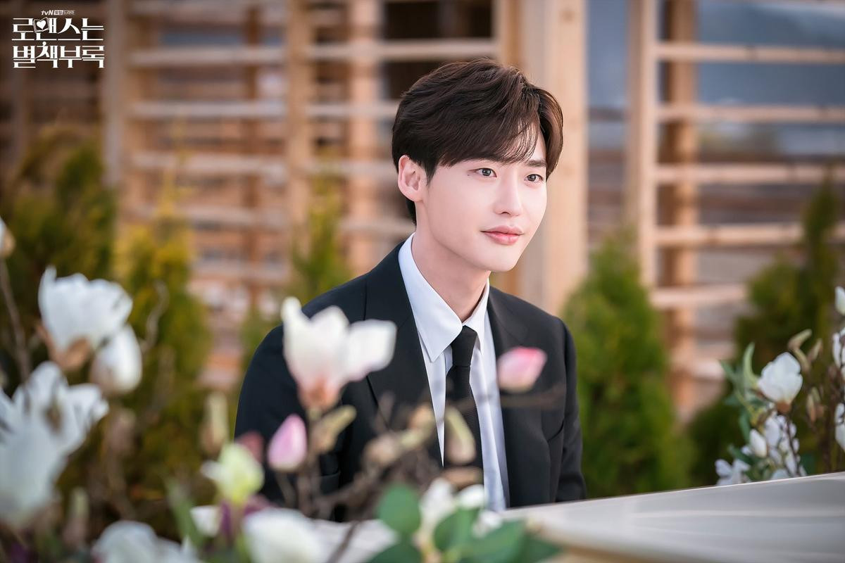 'Phụ lục tình yêu': Lee Na Young là lọ lem chính hiệu - Lee Jong Suk hóa soái ca, chơi piano trong trời lạnh thấu xương Ảnh 24