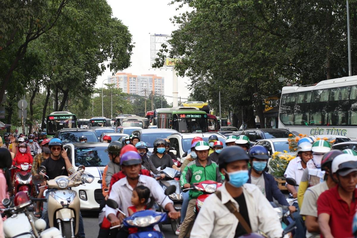 Chùm ảnh: Người dân ùn ùn đổ về quê ăn Tết, bến xe chật cứng người, tình trạng ùn tắc diễn ra trầm trọng Ảnh 3