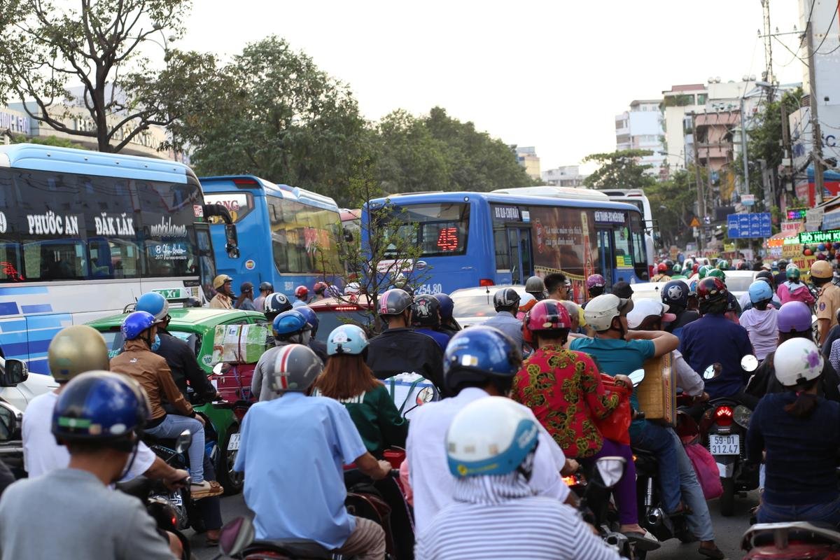 Chùm ảnh: Người dân ùn ùn đổ về quê ăn Tết, bến xe chật cứng người, tình trạng ùn tắc diễn ra trầm trọng Ảnh 4