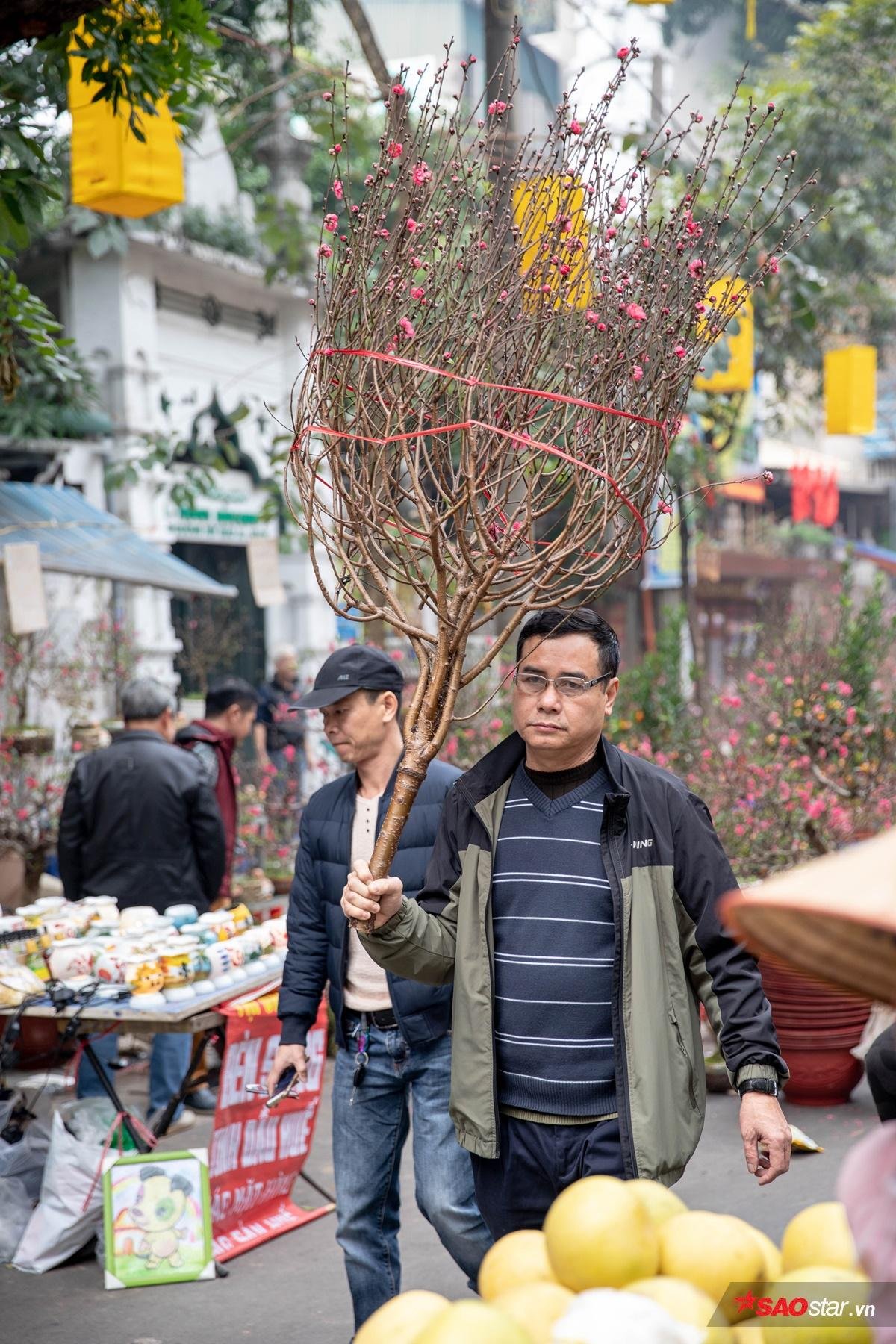 Chùm ảnh Hà Nội ngày cuối năm, ngắm Tết về trên khắp nẻo đường quen Ảnh 2