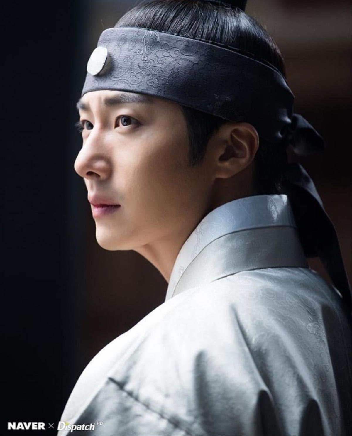 'Haechi': Dispatch tung bộ ảnh 'đẹp hơn hoa' của Hoàng tử Jung Il Woo Ảnh 1