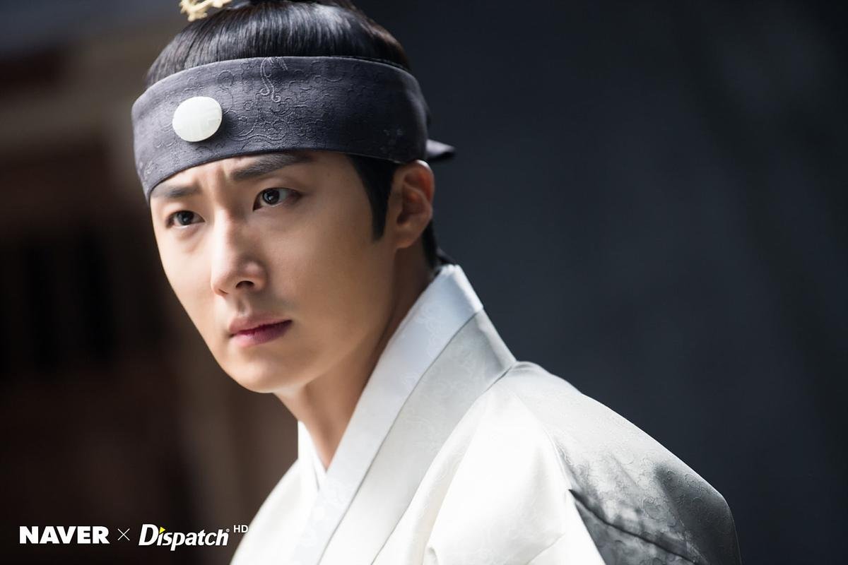 'Haechi': Dispatch tung bộ ảnh 'đẹp hơn hoa' của Hoàng tử Jung Il Woo Ảnh 6