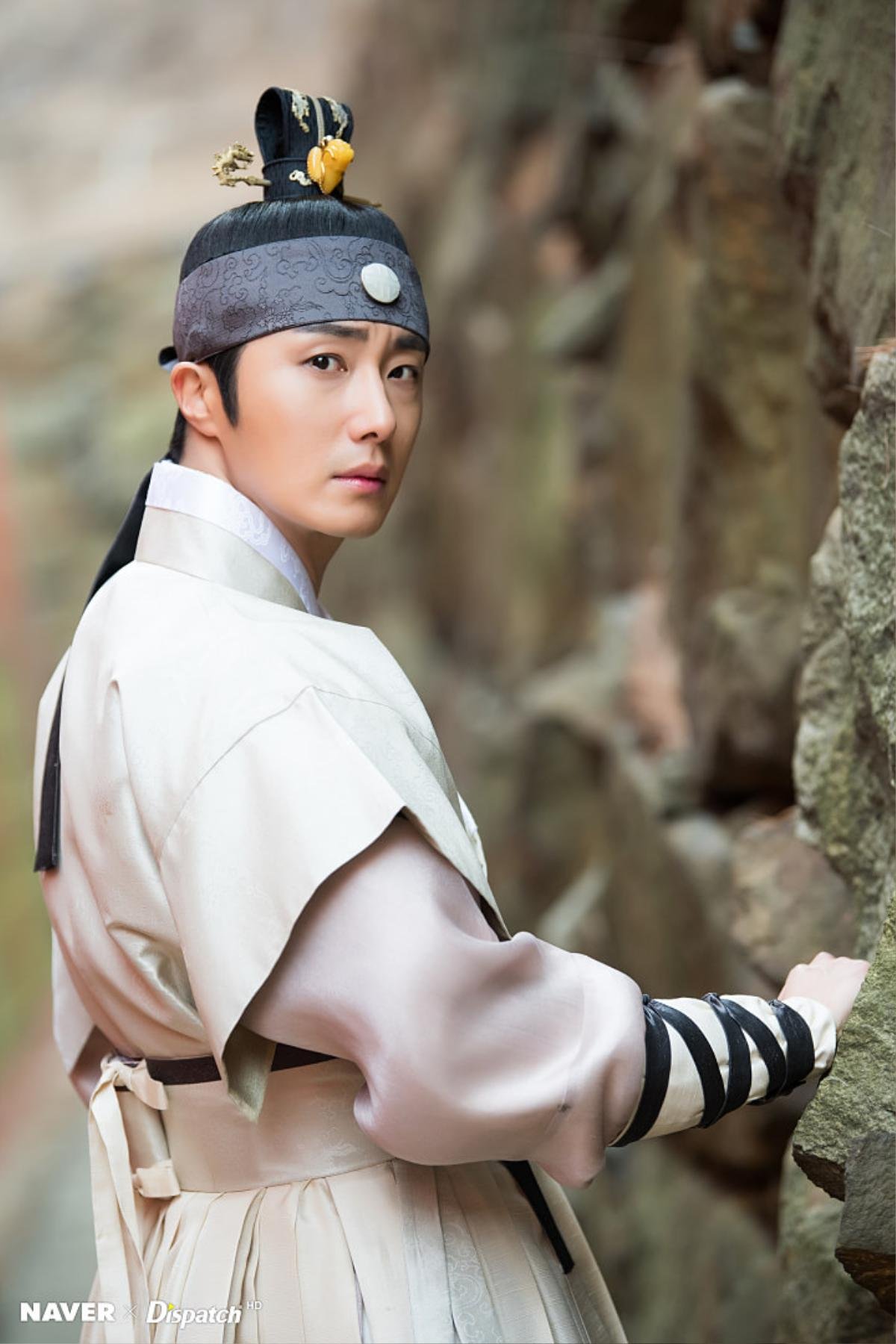 'Haechi': Dispatch tung bộ ảnh 'đẹp hơn hoa' của Hoàng tử Jung Il Woo Ảnh 3