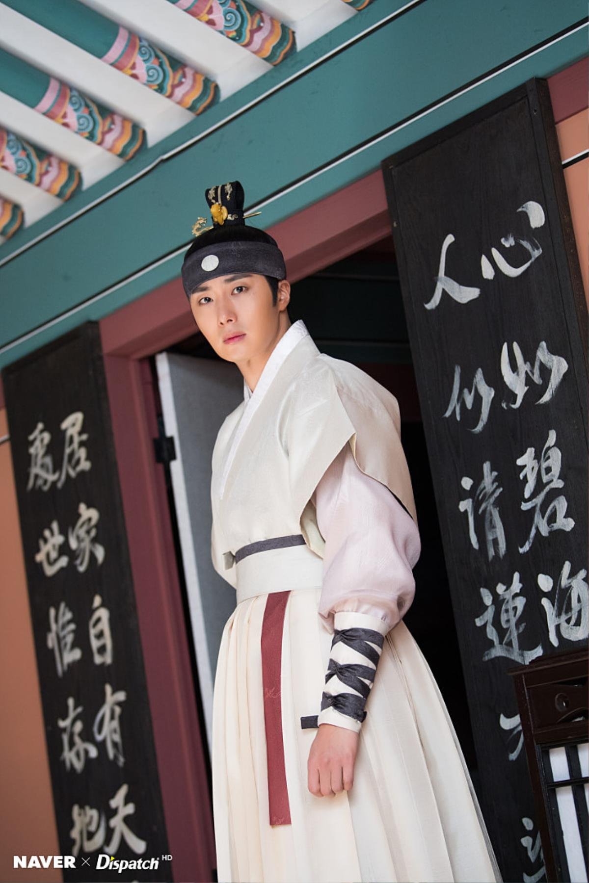 'Haechi': Dispatch tung bộ ảnh 'đẹp hơn hoa' của Hoàng tử Jung Il Woo Ảnh 7