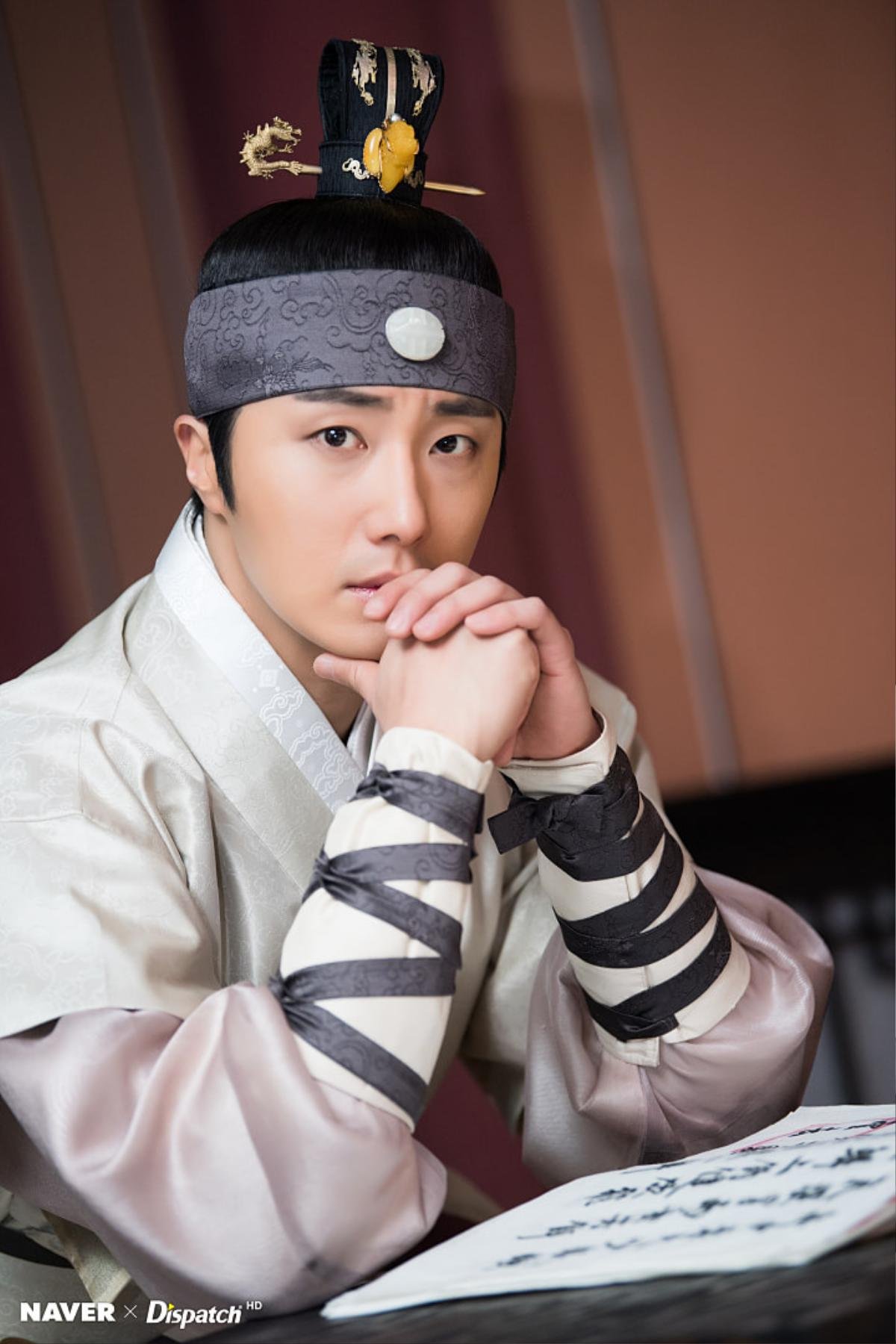 'Haechi': Dispatch tung bộ ảnh 'đẹp hơn hoa' của Hoàng tử Jung Il Woo Ảnh 2