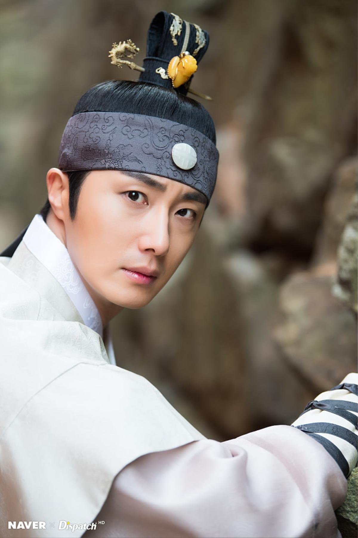 'Haechi': Dispatch tung bộ ảnh 'đẹp hơn hoa' của Hoàng tử Jung Il Woo Ảnh 4