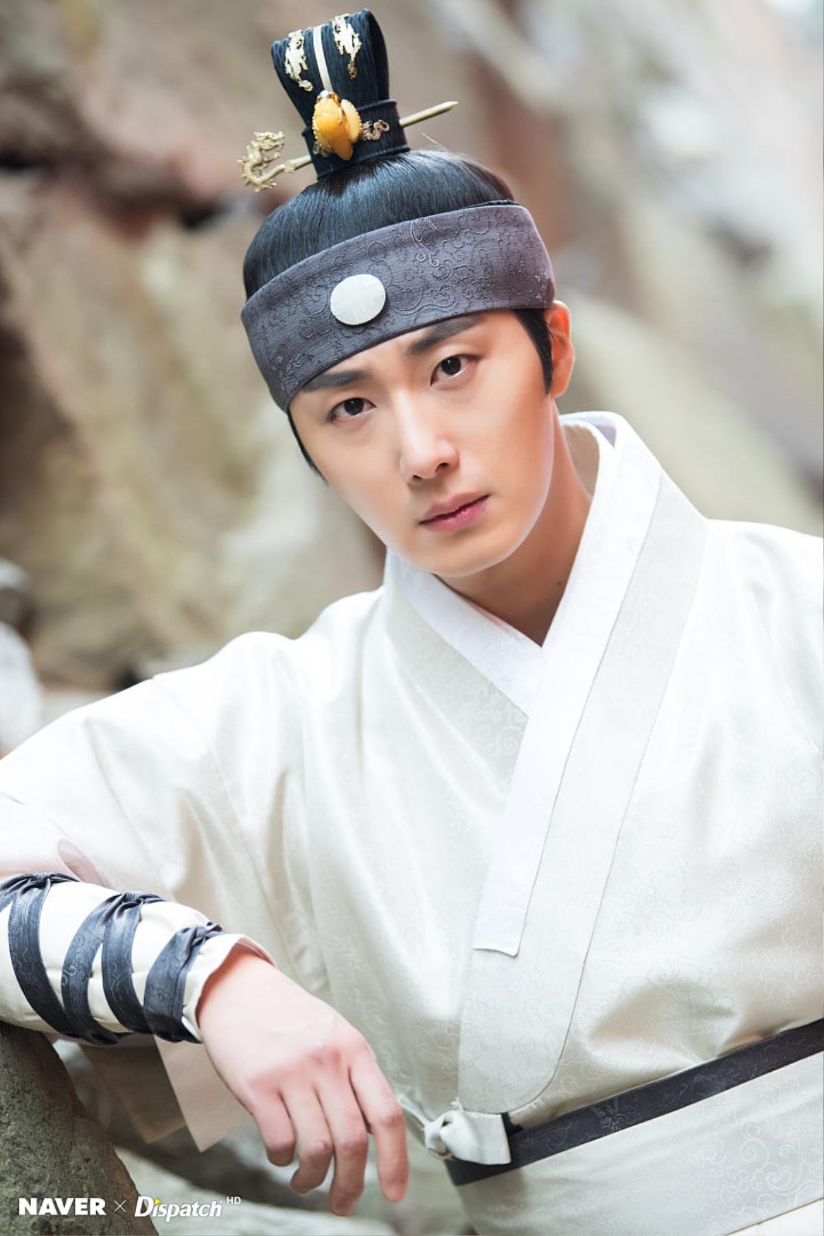 'Haechi': Dispatch tung bộ ảnh 'đẹp hơn hoa' của Hoàng tử Jung Il Woo Ảnh 5