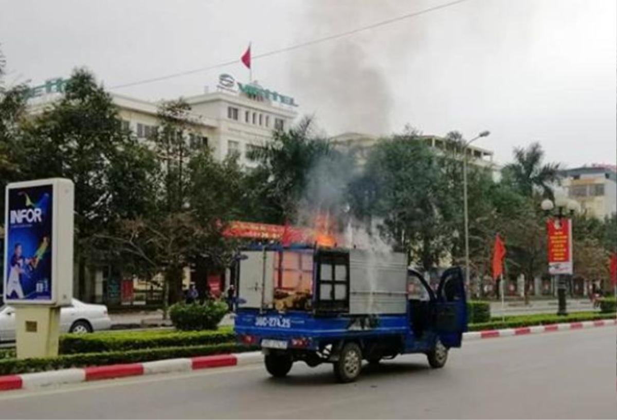 Hy hữu: Luộc bánh chưng Tết trên thùng xe khi đang đi, chiếc ô tô bốc cháy đùng đùng giữa đường Ảnh 1