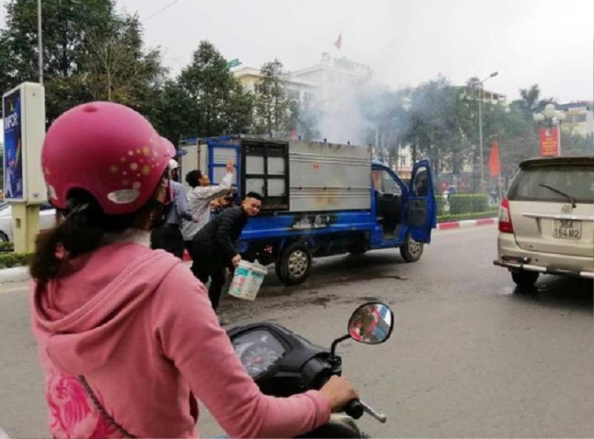 Hy hữu: Luộc bánh chưng Tết trên thùng xe khi đang đi, chiếc ô tô bốc cháy đùng đùng giữa đường Ảnh 2