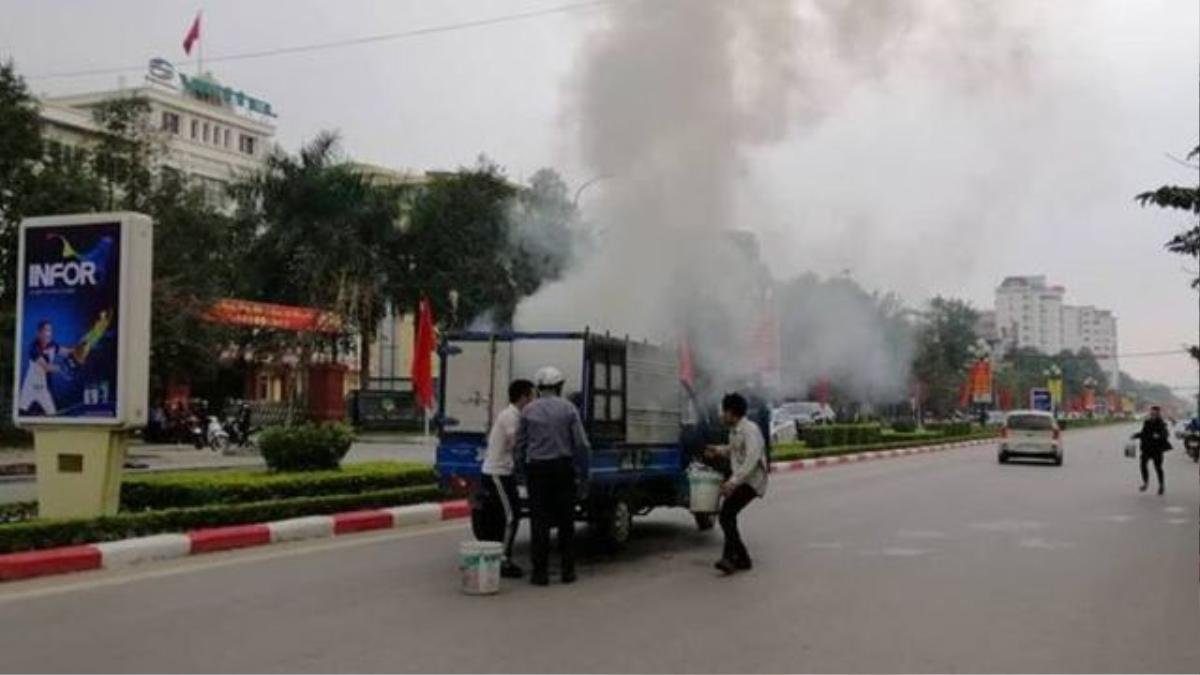 Hy hữu: Luộc bánh chưng Tết trên thùng xe khi đang đi, chiếc ô tô bốc cháy đùng đùng giữa đường Ảnh 3