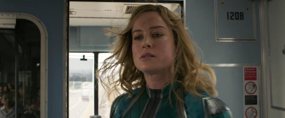 Captain Marvel tung trích đoạn cảnh đánh nhau với người Skrull giả dạng trên nóc tàu cao tốc Ảnh 3