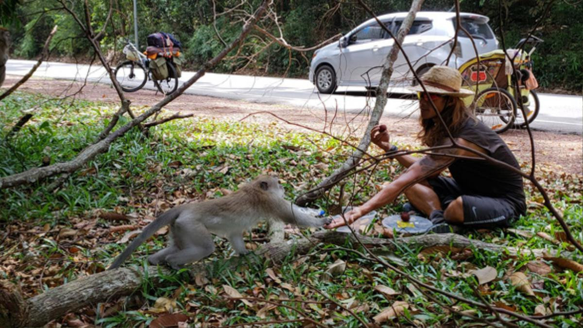 Người Việt đầu tiên chạy 4.500km từ Hà Nội đến Singapore Ảnh 7