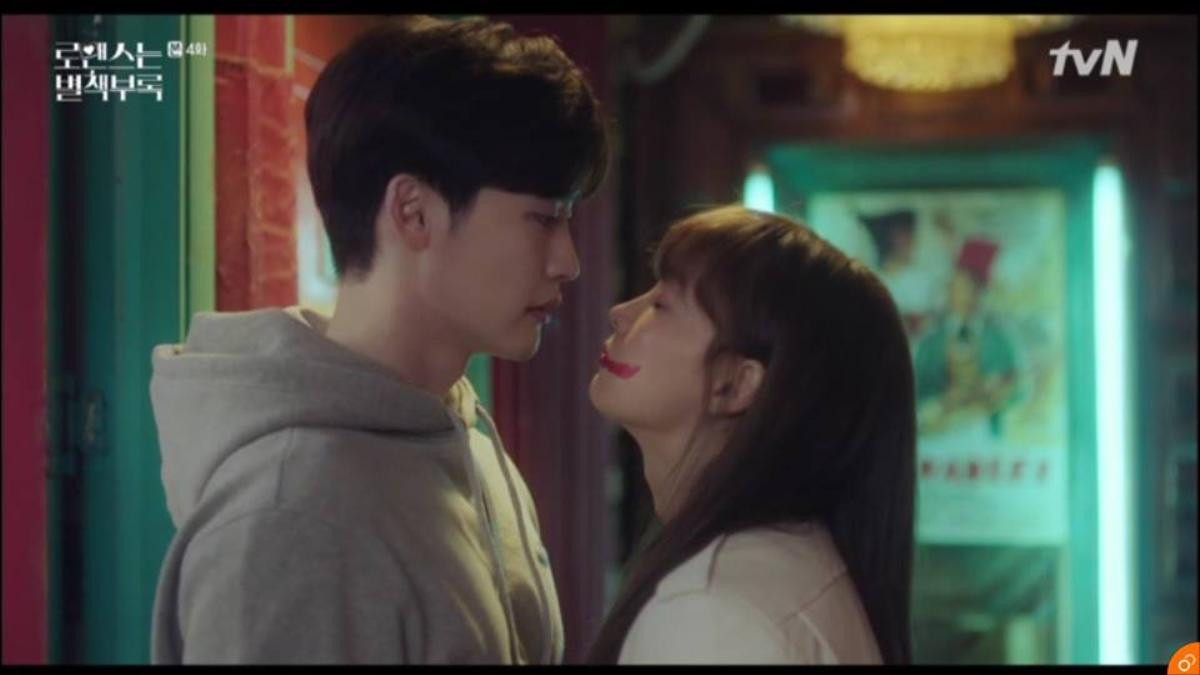 'Romance Is A Bonus Book' tập 3-4: Lee Jong Suk đánh nhau sấp mặt với chồng cũ của 'chị yêu' Lee Na Young Ảnh 9