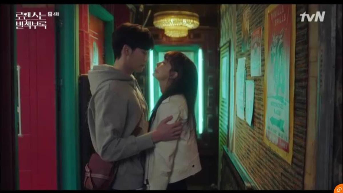 'Romance Is A Bonus Book' tập 3-4: Lee Jong Suk đánh nhau sấp mặt với chồng cũ của 'chị yêu' Lee Na Young Ảnh 8