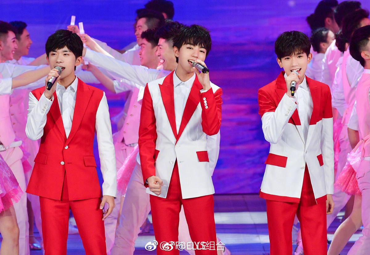 Năm thứ 4 cùng TFBOYS trình diễn trong Đêm hội mùa xuân CCTV, Dịch Dương Thiên Tỉ lên top 1 hotsearch vì bị nghi đội tóc giả Ảnh 2