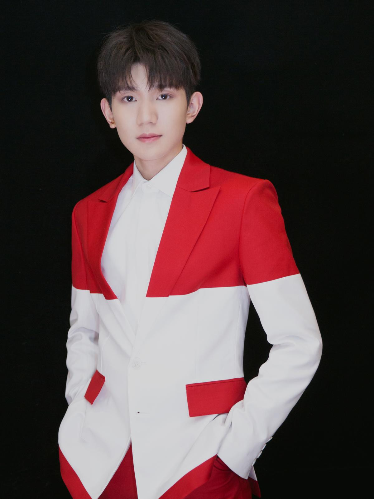 Năm thứ 4 cùng TFBOYS trình diễn trong Đêm hội mùa xuân CCTV, Dịch Dương Thiên Tỉ lên top 1 hotsearch vì bị nghi đội tóc giả Ảnh 15