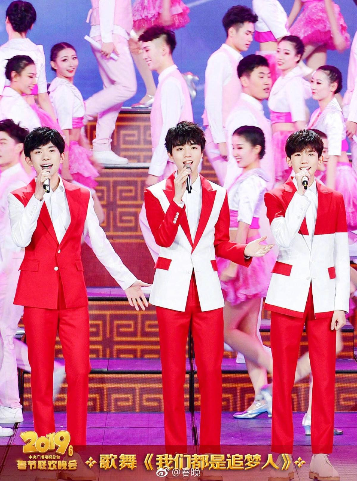 Sâu khấu của TFBOYS, Lý Dịch Phong - Chu Nhất Long và Địch Lệ Nhiệt Ba bừng sáng tại 'Đêm hội mùa xuân CCTV 2019' Ảnh 15