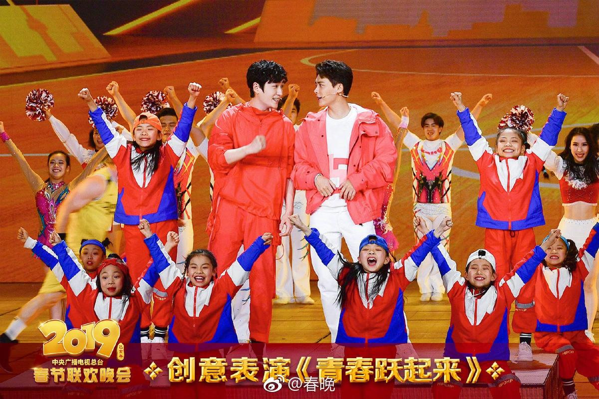 Sâu khấu của TFBOYS, Lý Dịch Phong - Chu Nhất Long và Địch Lệ Nhiệt Ba bừng sáng tại 'Đêm hội mùa xuân CCTV 2019' Ảnh 22