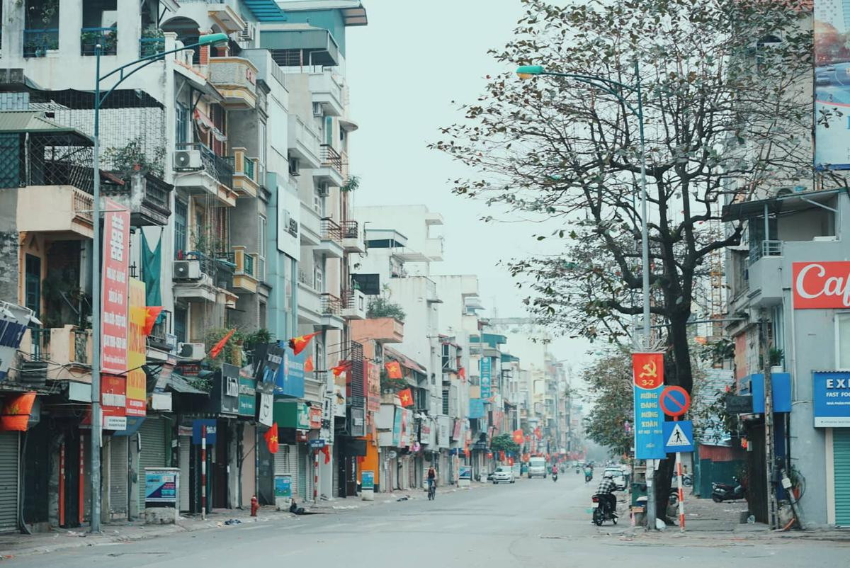 Mùng 1 Tết Nguyên đán: Có những ngõ hẻm thật bình yên, rợp cờ đỏ hoa vàng Ảnh 2