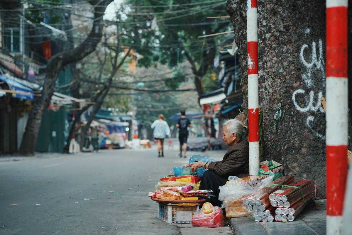 Mùng 1 Tết Nguyên đán: Có những ngõ hẻm thật bình yên, rợp cờ đỏ hoa vàng Ảnh 3