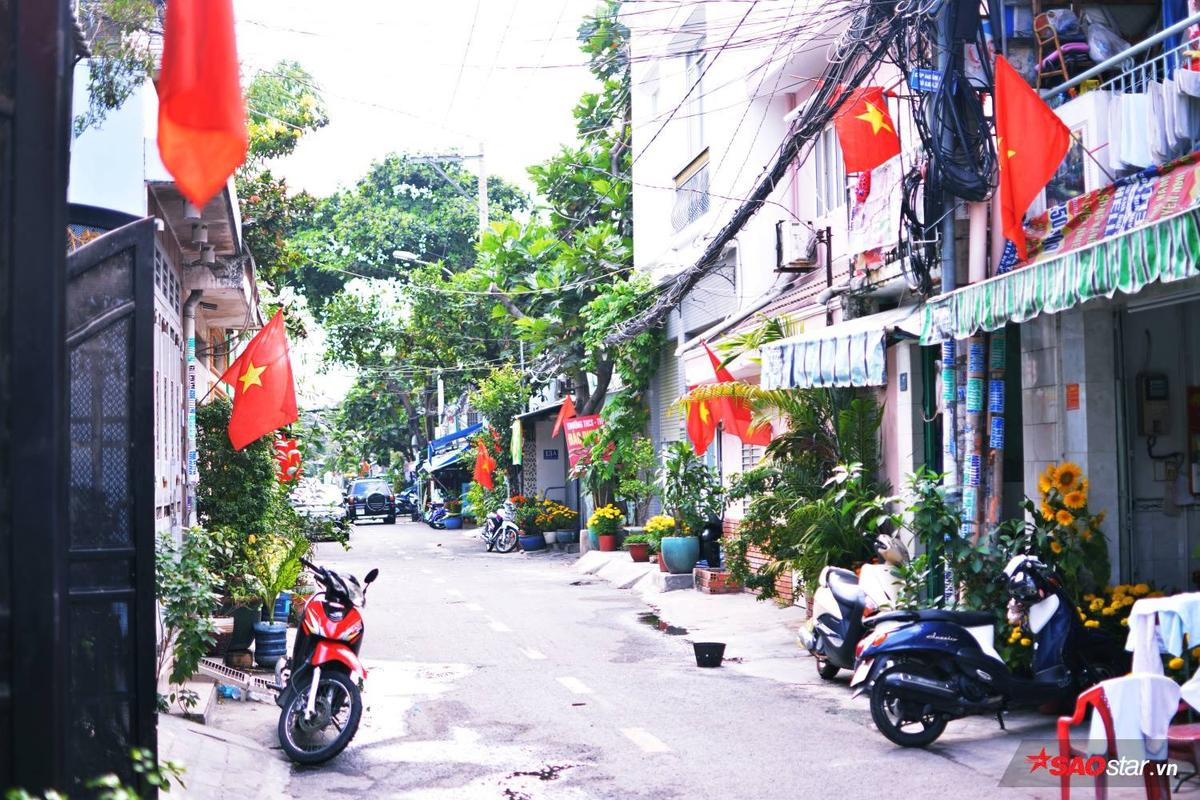 Mùng 1 Tết Nguyên đán: Có những ngõ hẻm thật bình yên, rợp cờ đỏ hoa vàng Ảnh 6