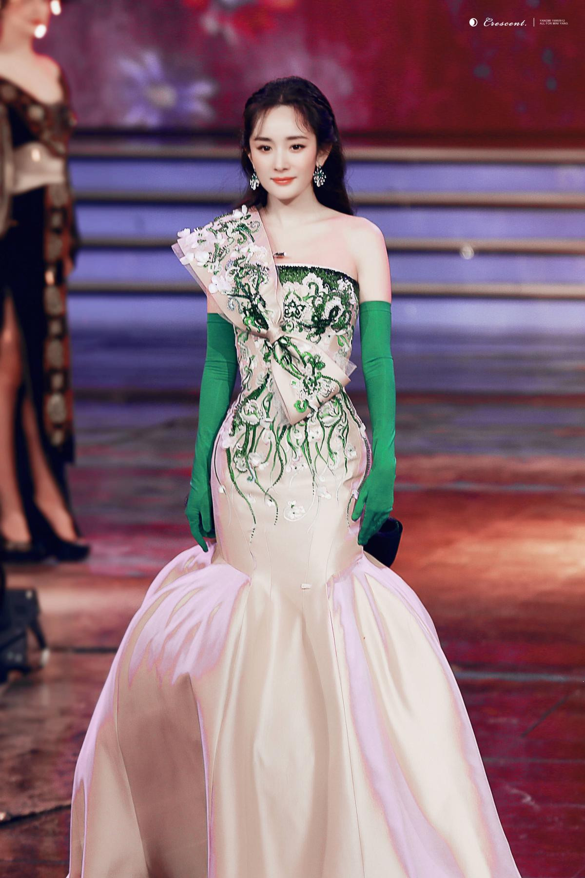 Tiệc mừng xuân đài Bắc Kinh 2019: Dương Mịch làm nàng thơ ở sàn catwalk trên nền nhạc của Thái Từ Khôn, Dương Tử kết hợp với Hứa Ngụy Châu Ảnh 4